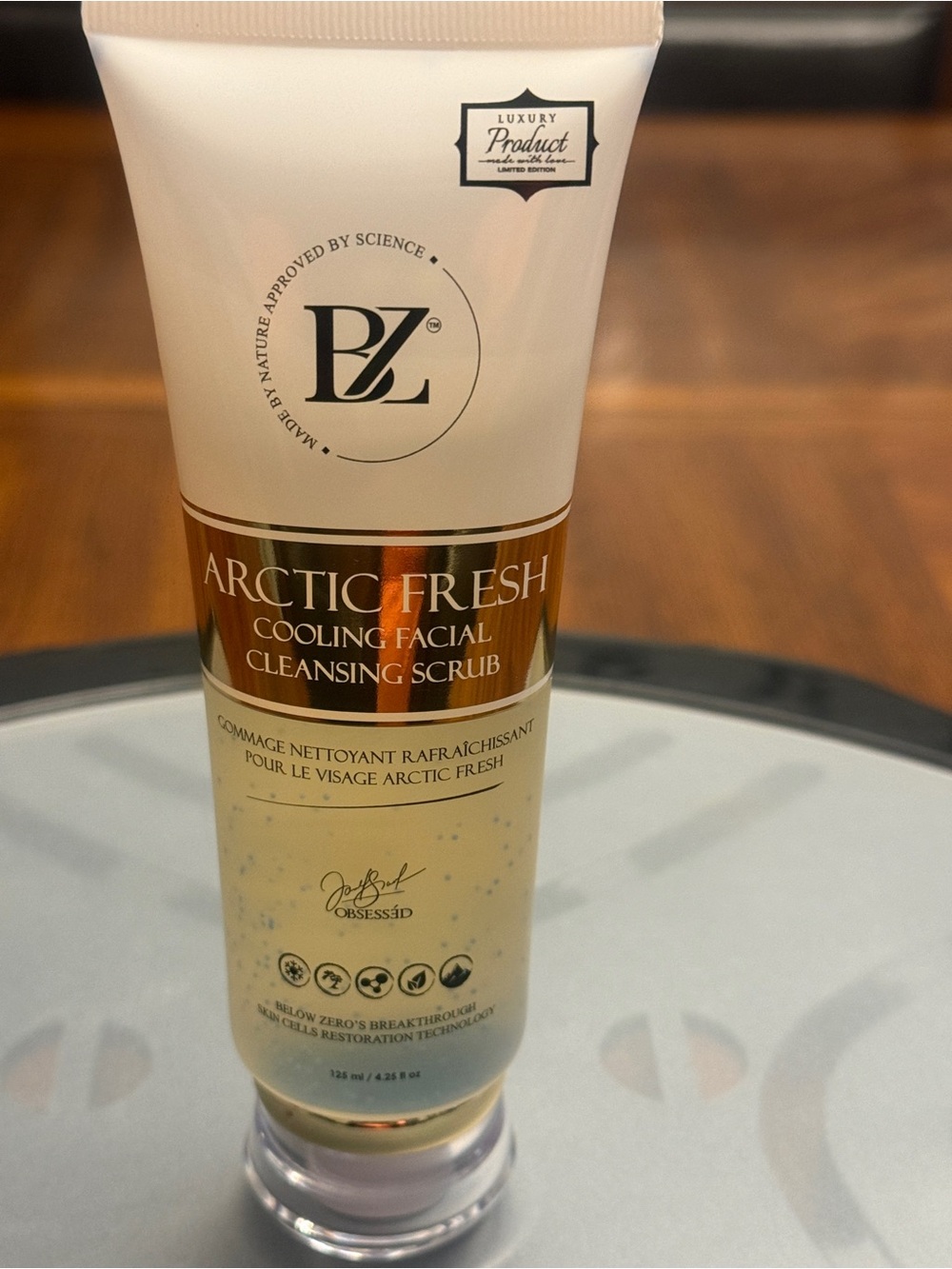 Arctic Fresh Cooling Facial Cleansing Scrub — White/Gold